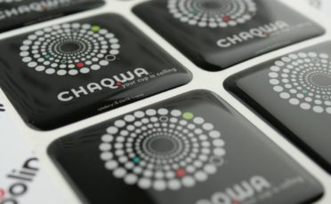 naklejka wypukła z ciemnym logo chaqwa