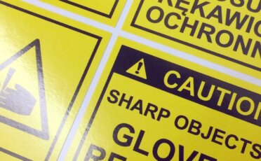 żółte naklejki ze znakami ostrzegawczymi bhp