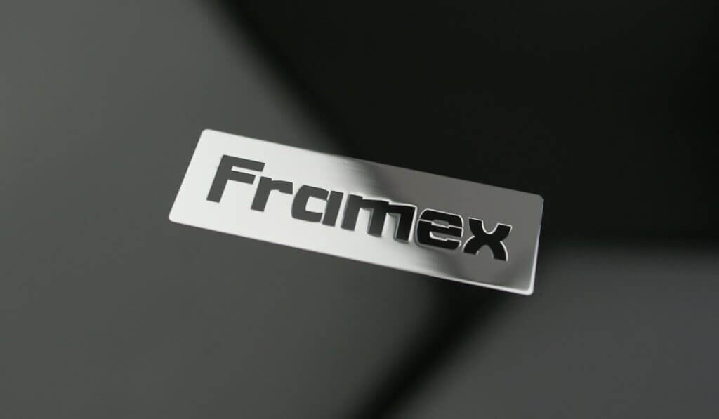 Srebrne logo na okna firmy Framex