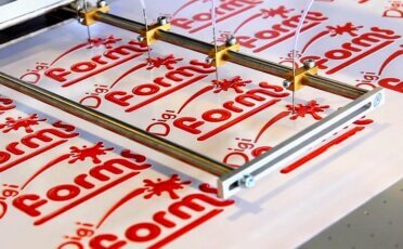 maszynowa produkcja naklejek doming