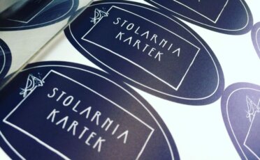 czarne matowe etykiety w kształcie elipsy z logo