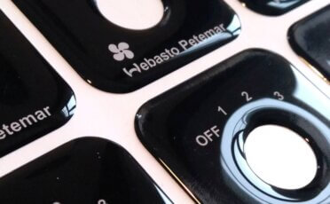 czarne wypukłe naklejki dopasowane do wymiarów produktu