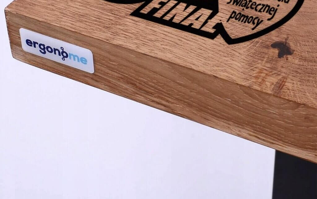 drewniane biurko z naklejką wypukłą