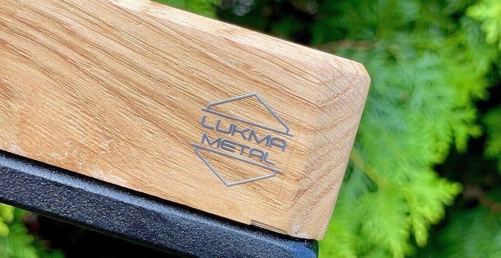 srebrne chromowane matowe logo na drewnianym produkcie