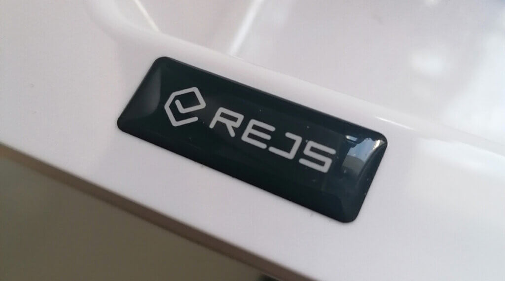 czarne nalepki wypukłe z logo REJS