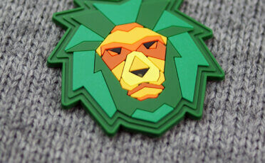 Zielonożółta naszywka w kształcie głowy lwa firmy Palion