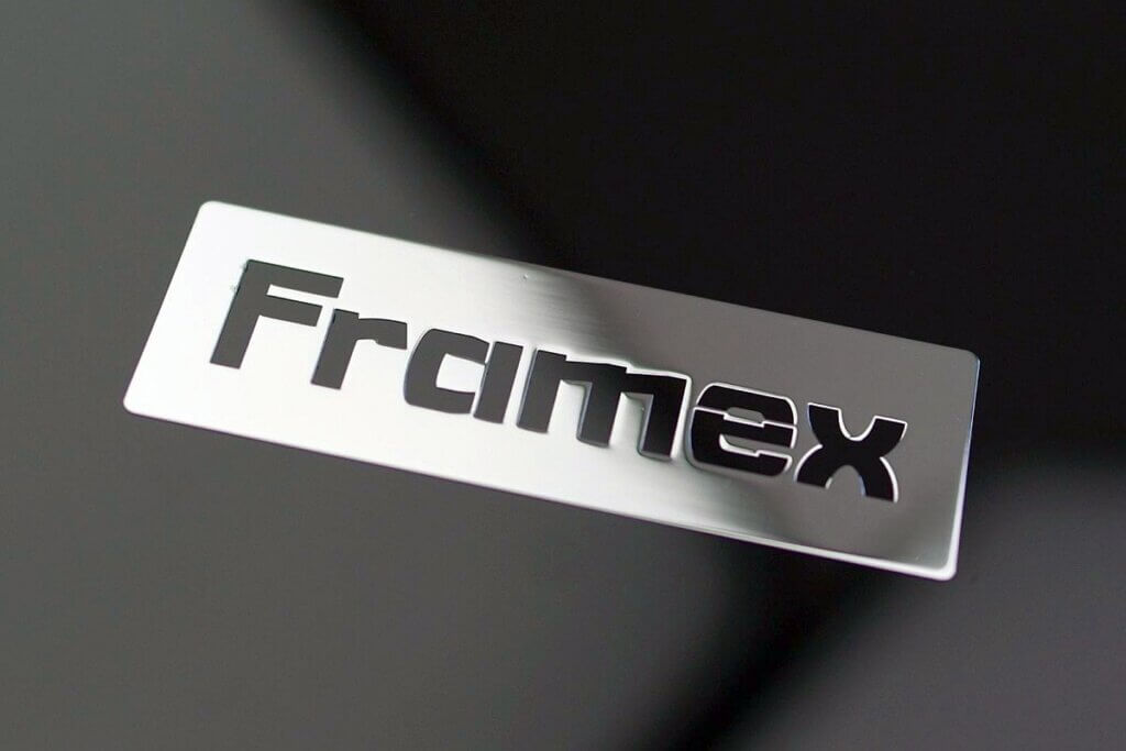 chromowane srebrne logo na okna firmy framex