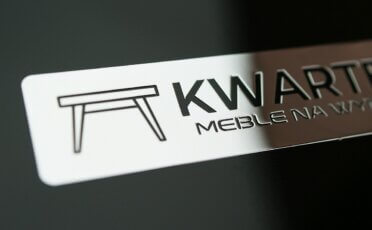 chromowany emblemat na meble