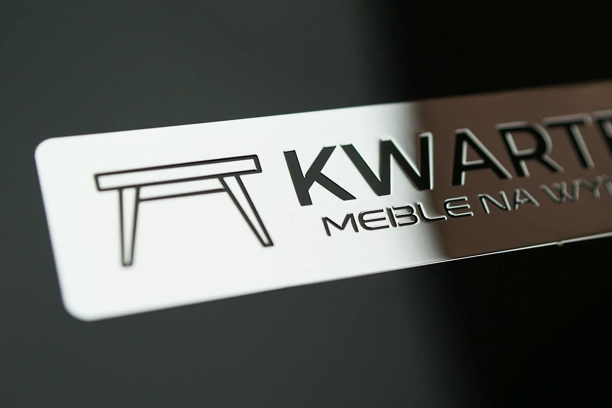 chromowany emblemat na meble