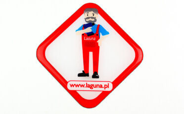 kwadratowy magnes wypukły z czerwoną obwódką z mechanikiem w środku z napisem www.laguna.pl