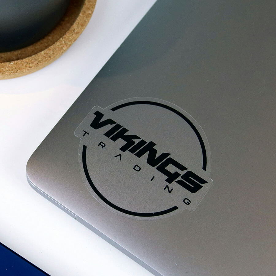Naklejka na laptopie z firmowym logo firmy Vikings Trading