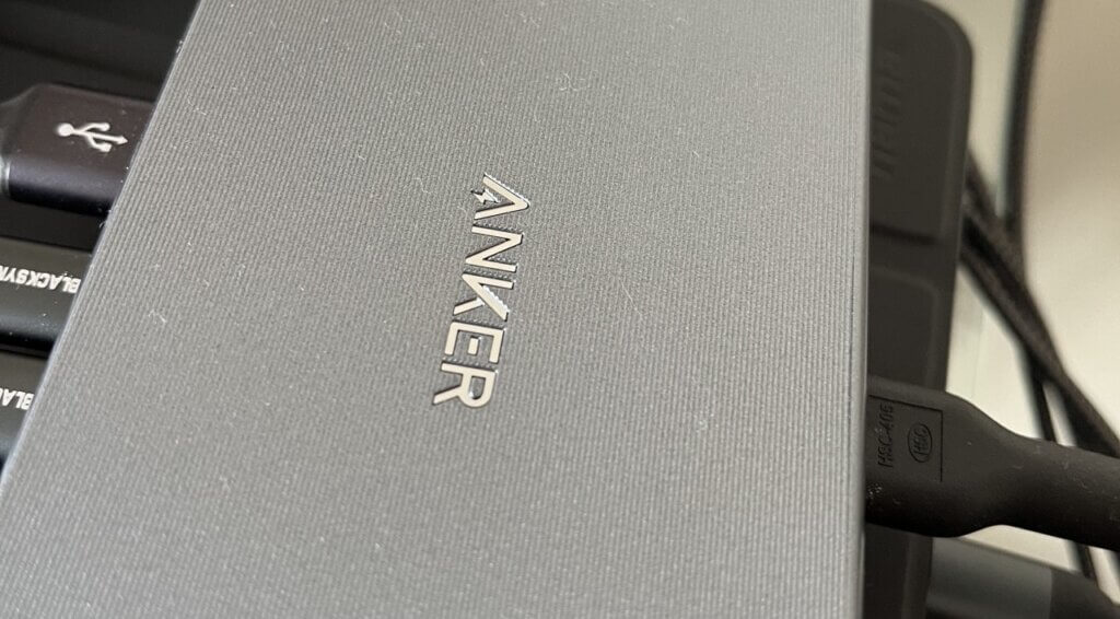 chromowane logo na sprzęcie elektronicznym