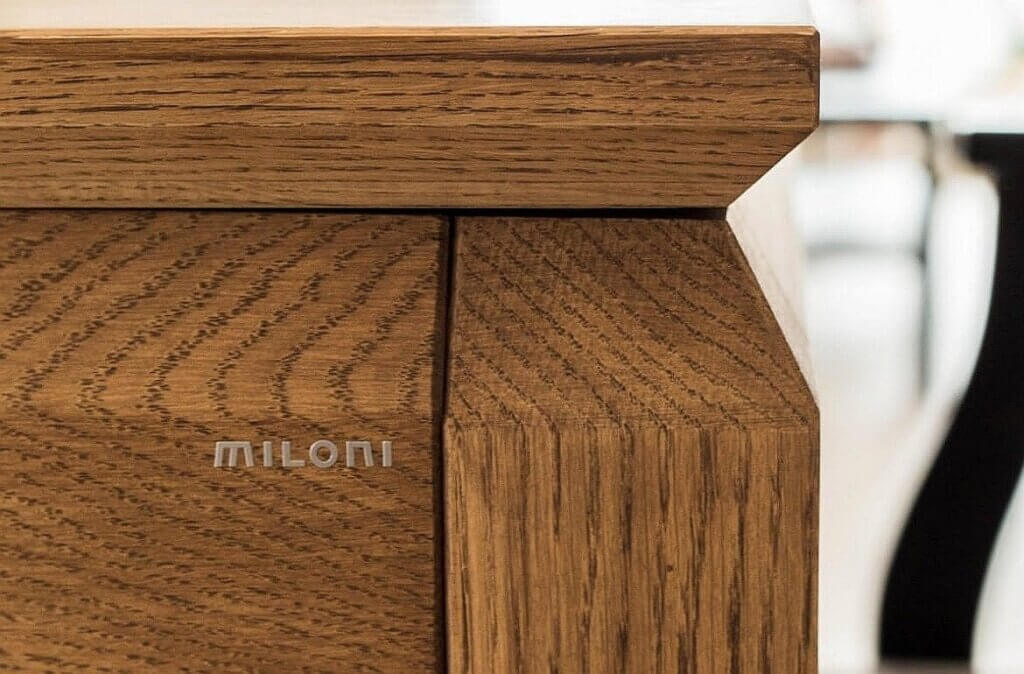 etykieta metalowa logo na drewnianych meblach miloni
