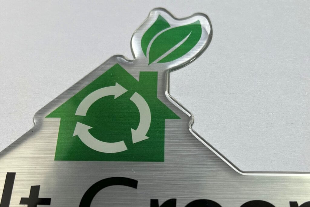 etykiety 3d w indywidualnym kształcie srebrne szczotkowane