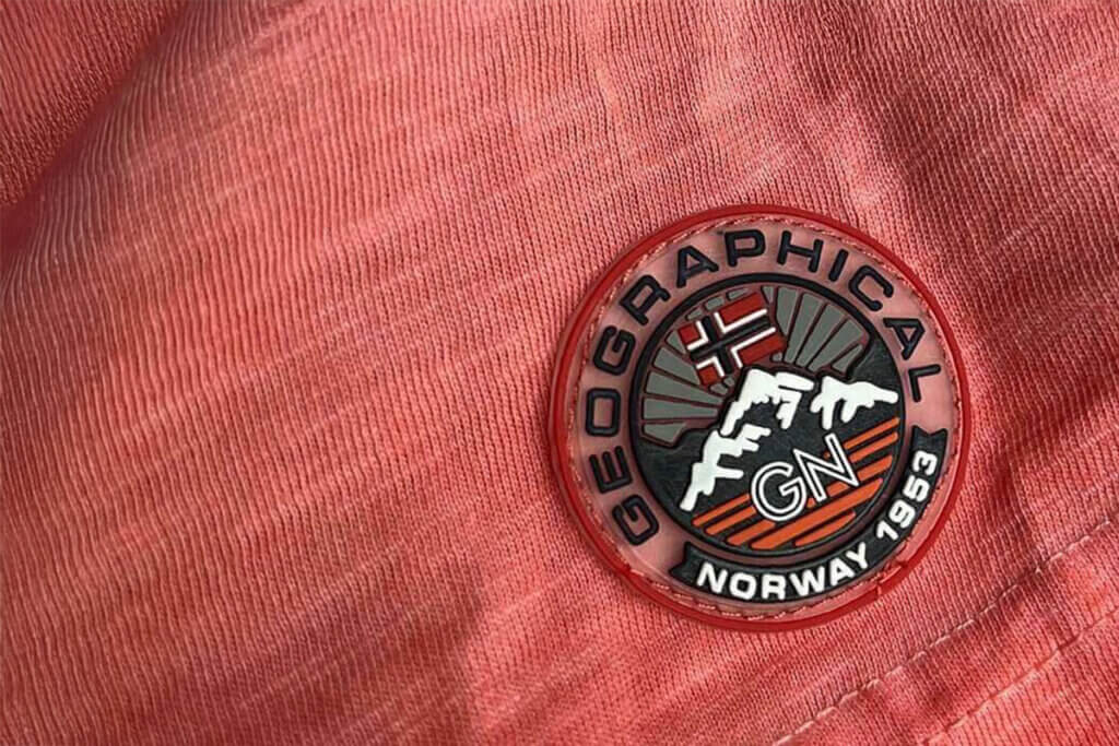 Naszywka na odzież marki Norway z flagą Norwegii i górami