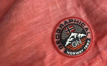 Naszywka na odzież marki Norway z flagą Norwegii i górami