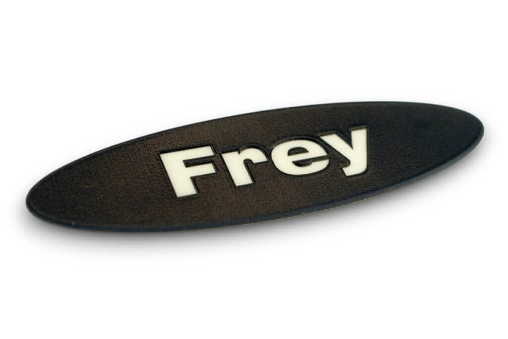 owalna czarna produktowa tabliczka z logo marki Frey
