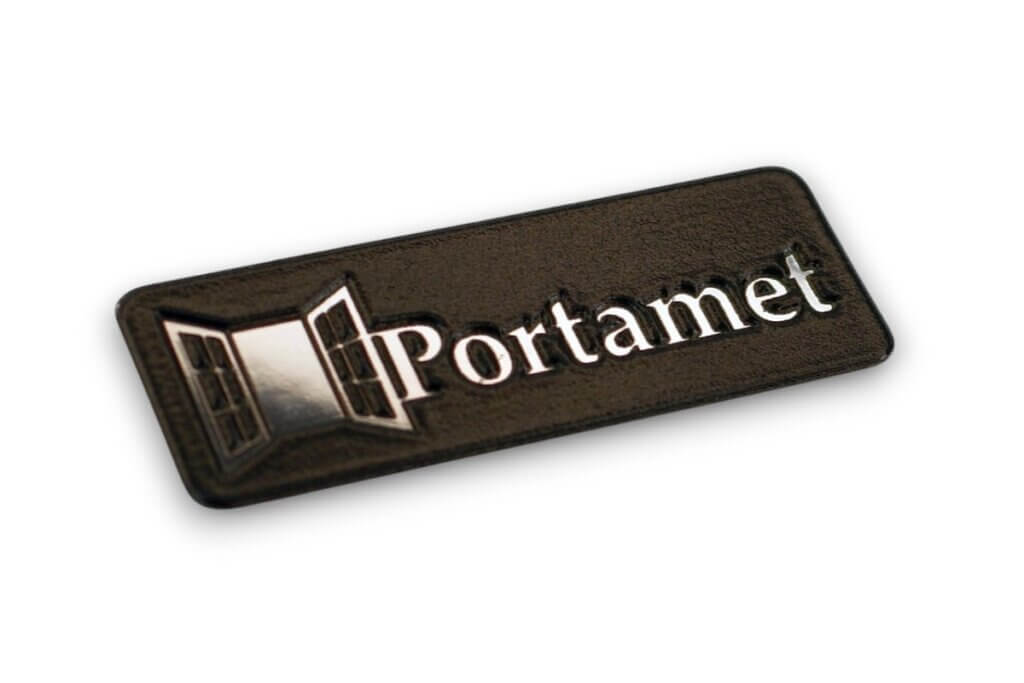 tabliczka ze srebrnym logo na okna i drzwi Portamet