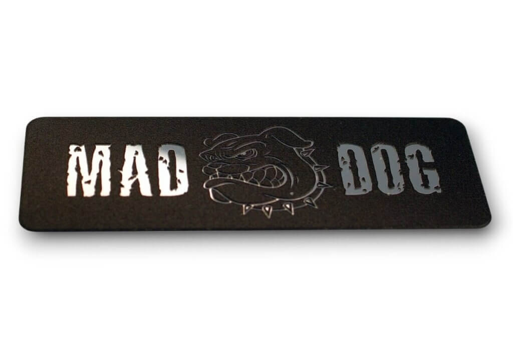 czarna prostokątna tabliczka logo na sprzęt marki MAD DOG