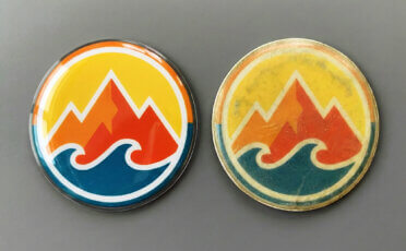 Żółknięcie naklejek wypukłych w technologii doming.