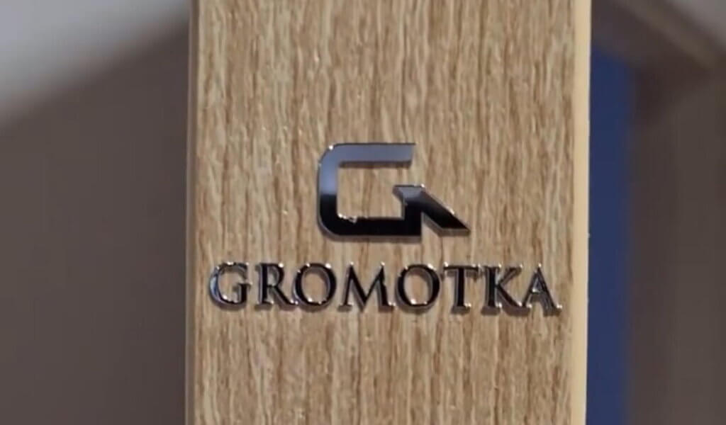logo chromowane gromotka na drzwi